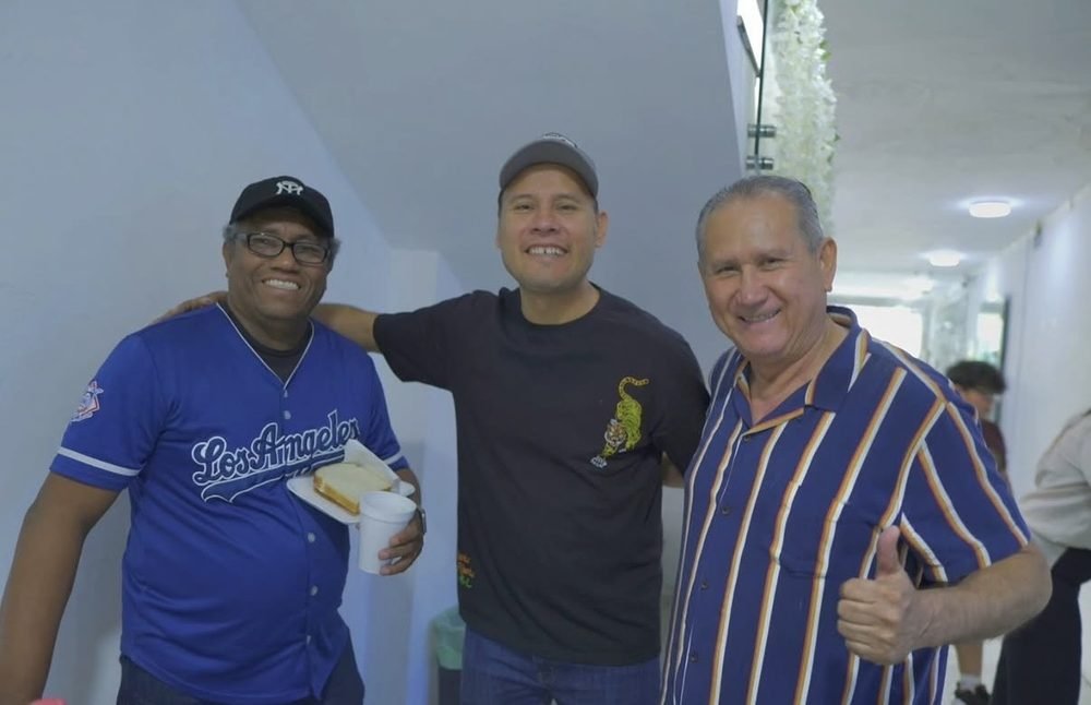 Miembros de la comunidad conviviendo
